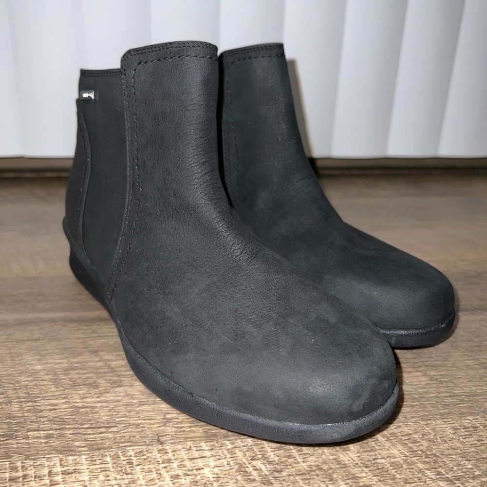 Aravon Women’s Fairlee Waterproof Ankle Boot